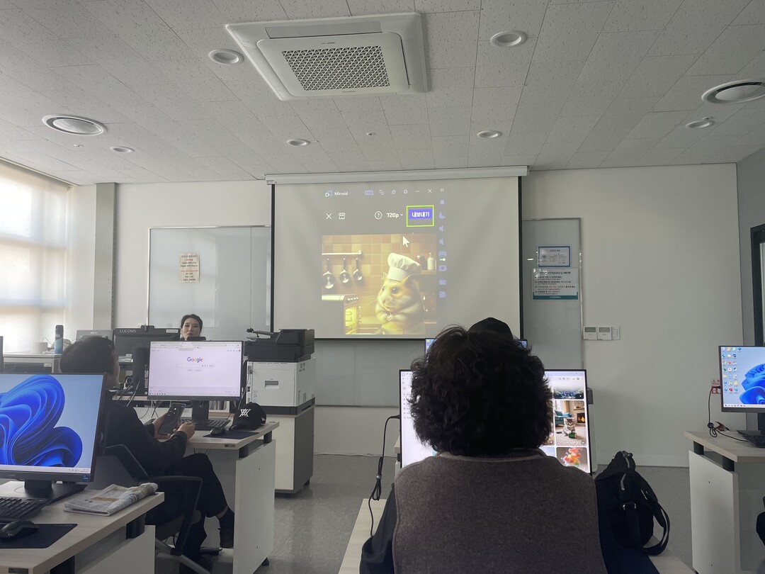 “AI 수업 배우는 할머니, 도와주는...